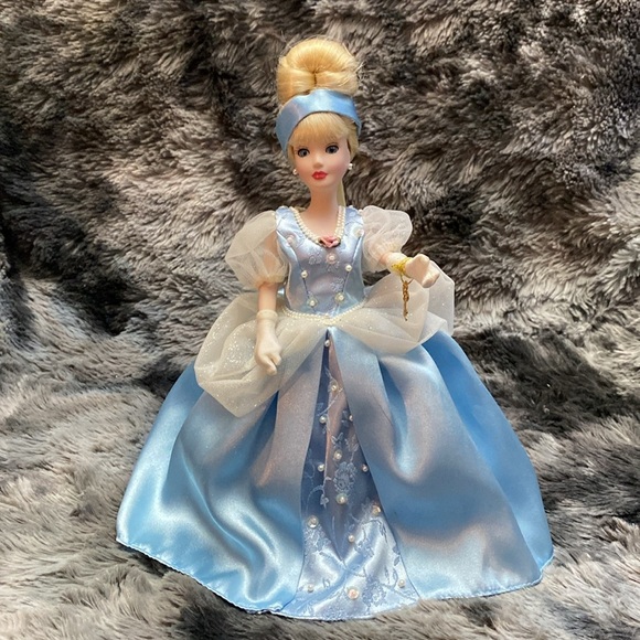 Porcelain Princess Cinderella - Picture 14 of 16